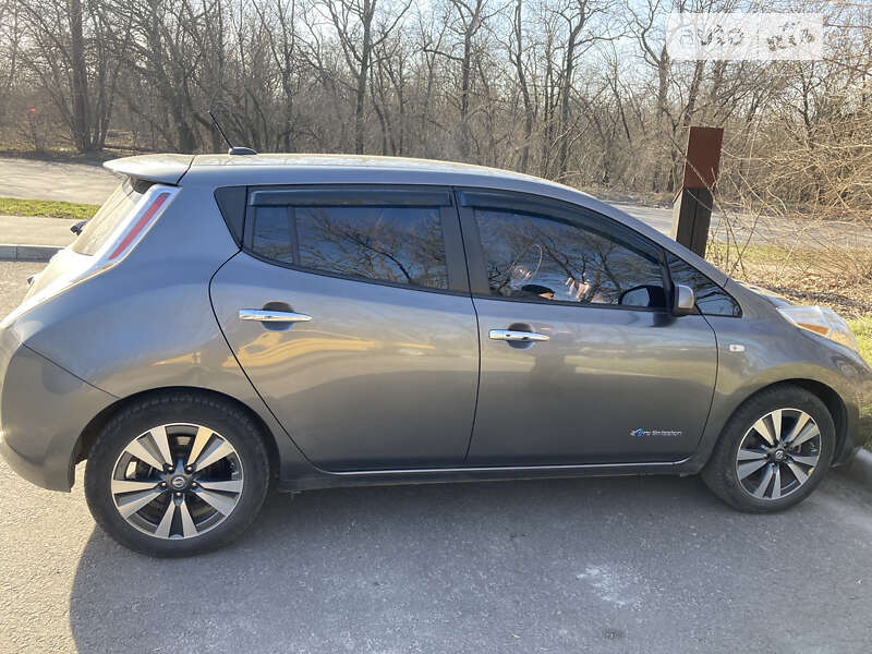 Хэтчбек Nissan Leaf 2016 в Запорожье