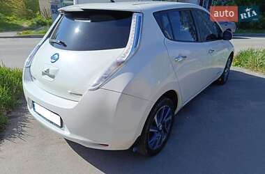 Хэтчбек Nissan Leaf 2015 в 