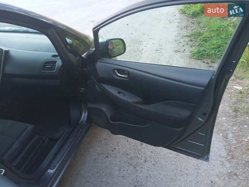 Хэтчбек Nissan Leaf 2015 в Полонном