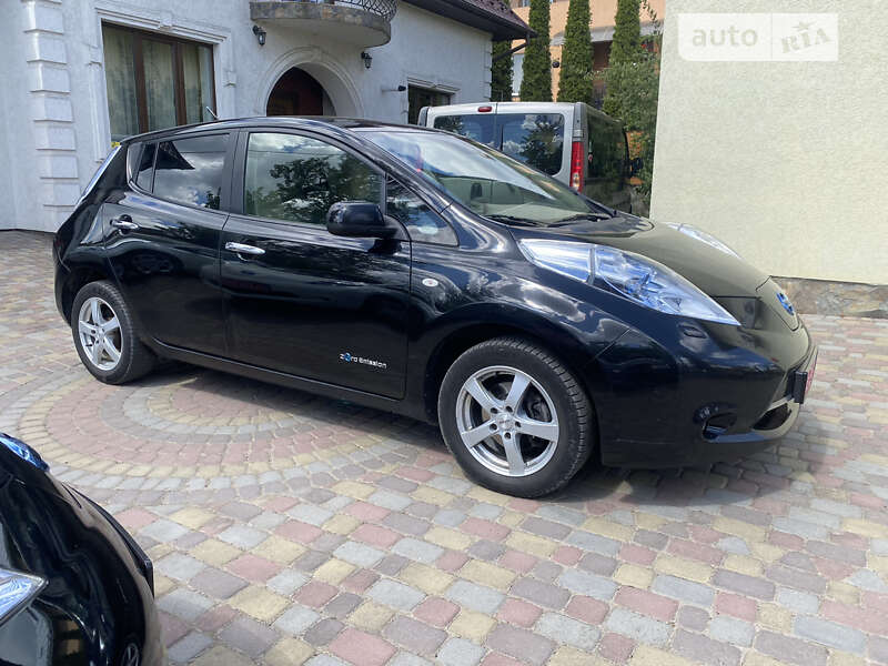 Хетчбек Nissan Leaf 2012 в Чернівцях