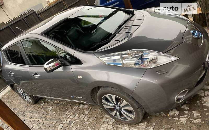 Хетчбек Nissan Leaf 2013 в Дніпрі