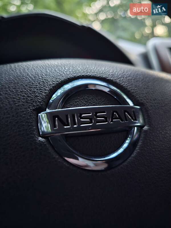 Хетчбек Nissan Leaf 2013 в Дніпрі