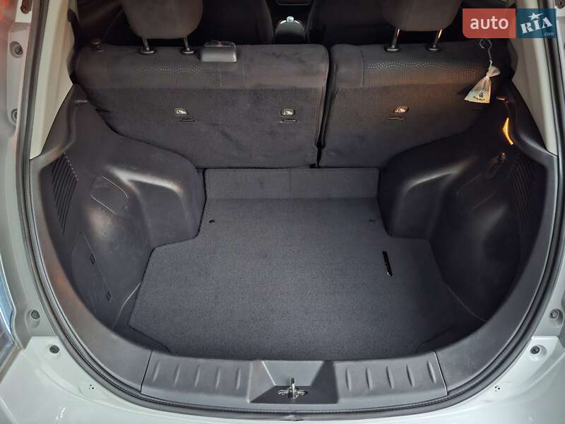 Хетчбек Nissan Leaf 2013 в Дніпрі