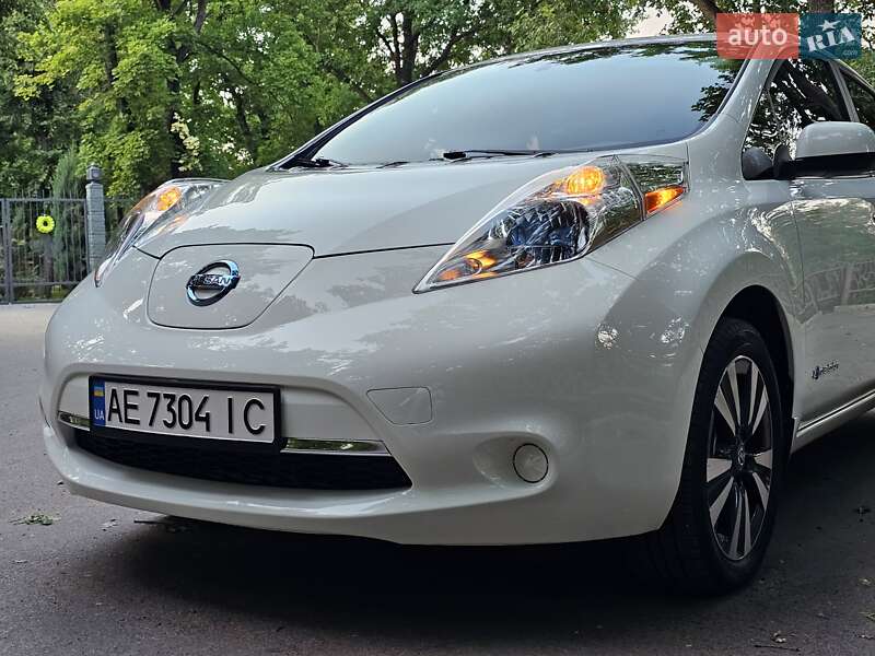 Хетчбек Nissan Leaf 2013 в Дніпрі