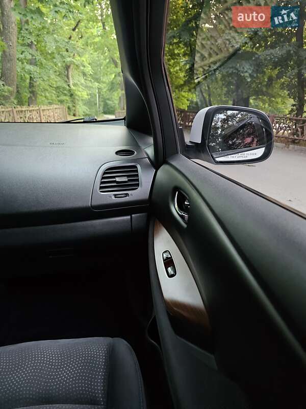 Хетчбек Nissan Leaf 2013 в Дніпрі