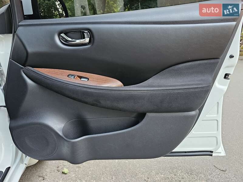 Хетчбек Nissan Leaf 2013 в Дніпрі