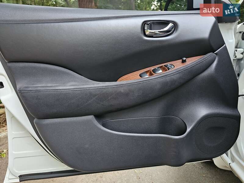 Хетчбек Nissan Leaf 2013 в Дніпрі