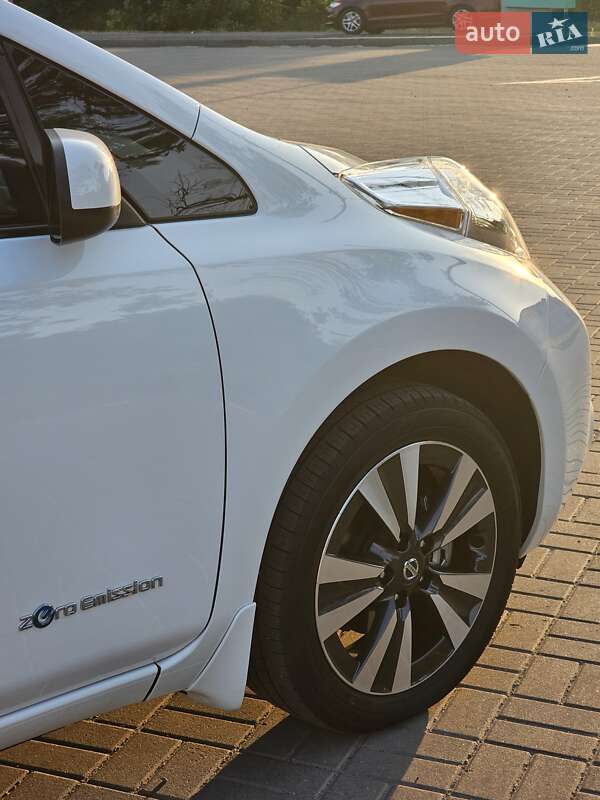 Хетчбек Nissan Leaf 2013 в Дніпрі