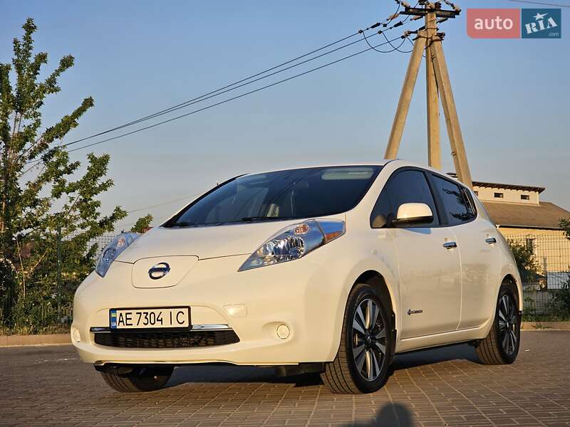 Хетчбек Nissan Leaf 2013 в Дніпрі