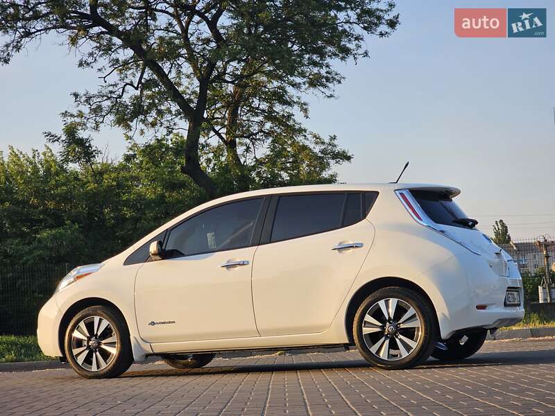 Хетчбек Nissan Leaf 2013 в Дніпрі