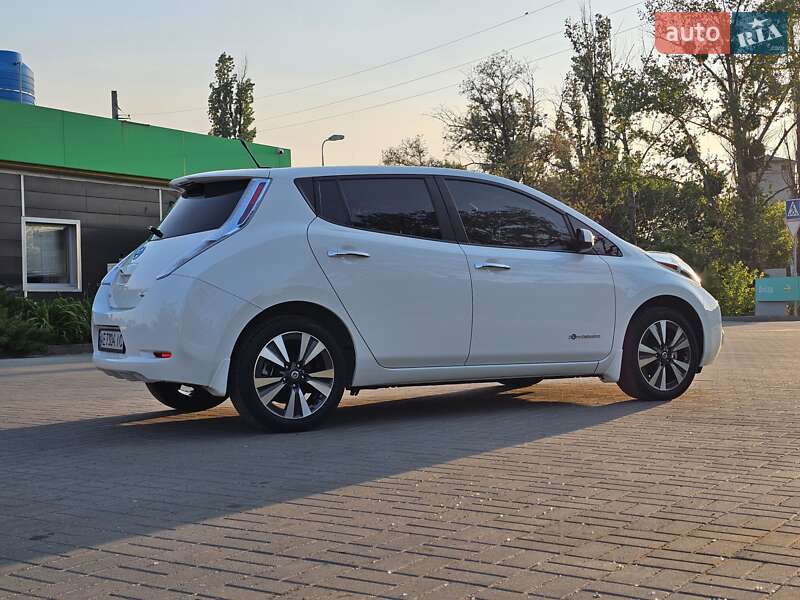 Хетчбек Nissan Leaf 2013 в Дніпрі