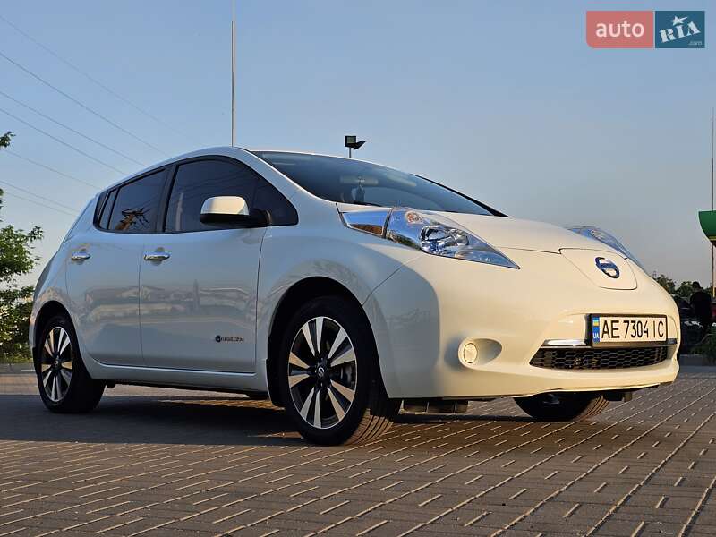 Хетчбек Nissan Leaf 2013 в Дніпрі
