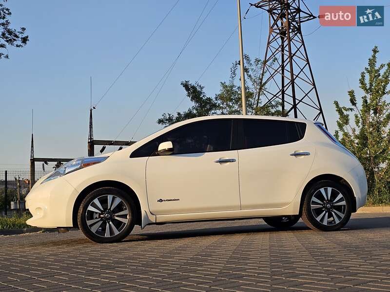 Хетчбек Nissan Leaf 2013 в Дніпрі
