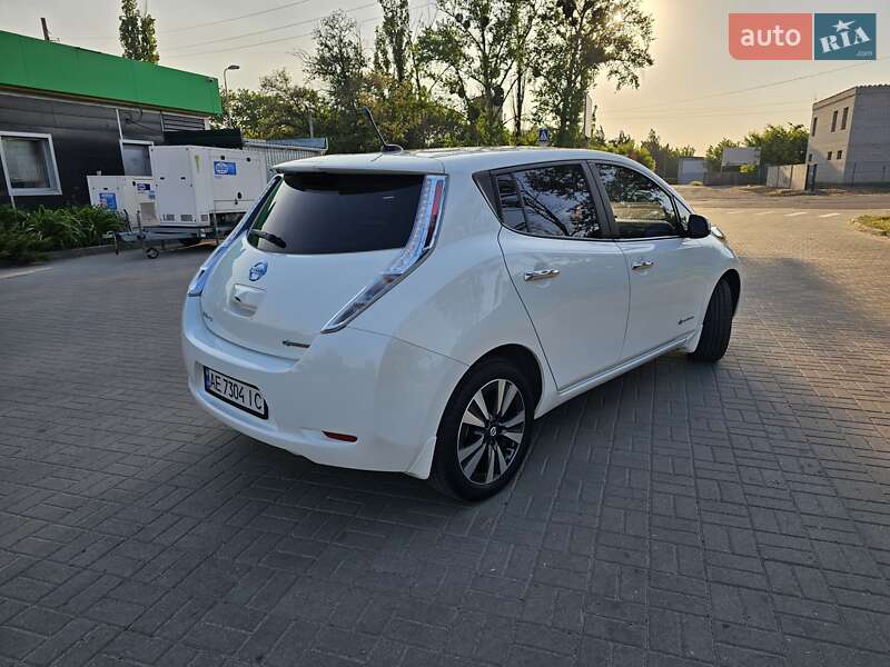 Хетчбек Nissan Leaf 2013 в Дніпрі