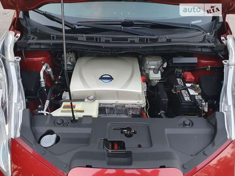 Хэтчбек Nissan Leaf 2015 в Днепре