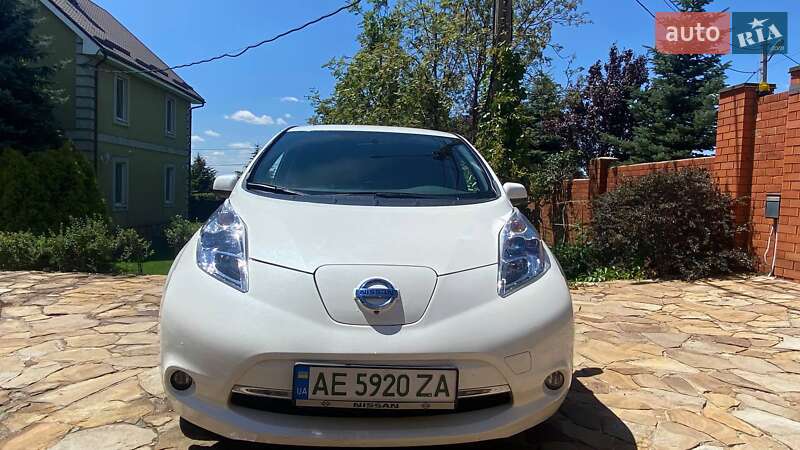 Хэтчбек Nissan Leaf 2013 в Новоалександровке