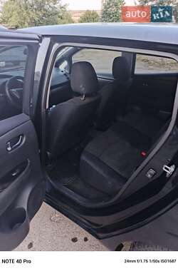 Хетчбек Nissan Leaf 2013 в 