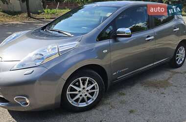 Хэтчбек Nissan Leaf 2013 в 
