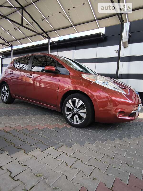 Хэтчбек Nissan Leaf 2015 в 