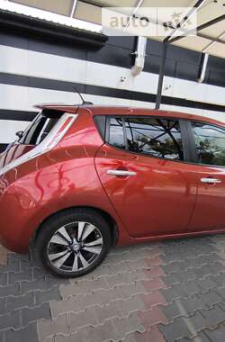 Хэтчбек Nissan Leaf 2015 в 