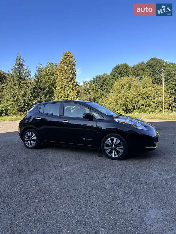Хетчбек Nissan Leaf 2015 в Бурштині