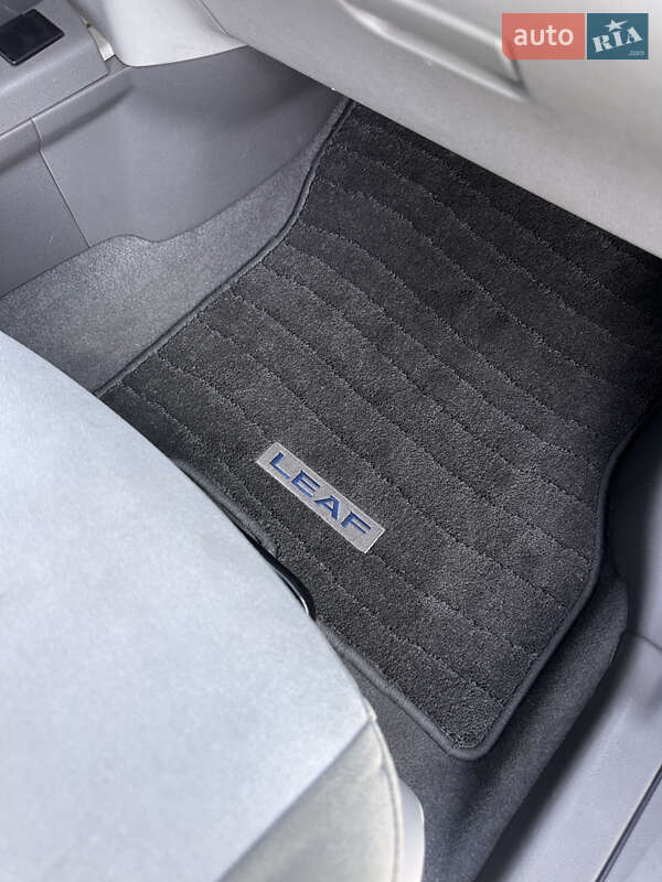 Хетчбек Nissan Leaf 2015 в Бурштині