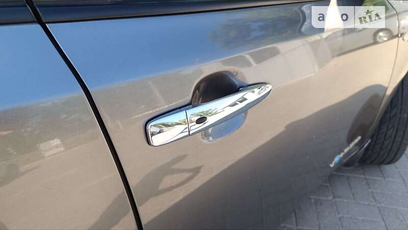 Хетчбек Nissan Leaf 2016 в Дніпрі