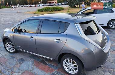 Хэтчбек Nissan Leaf 2015 в 