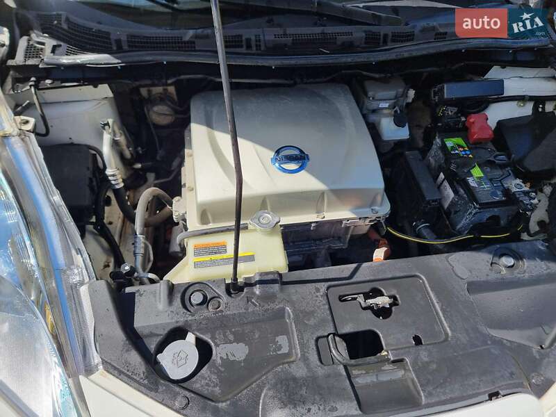 Хэтчбек Nissan Leaf 2014 в Днепре