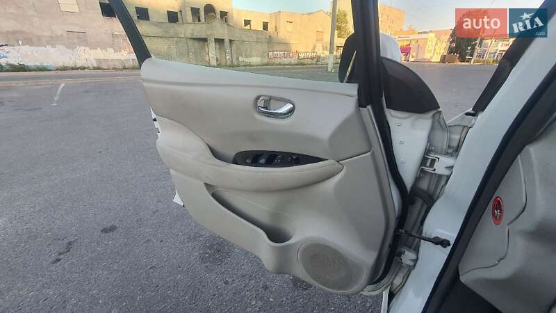 Хэтчбек Nissan Leaf 2014 в Каменском