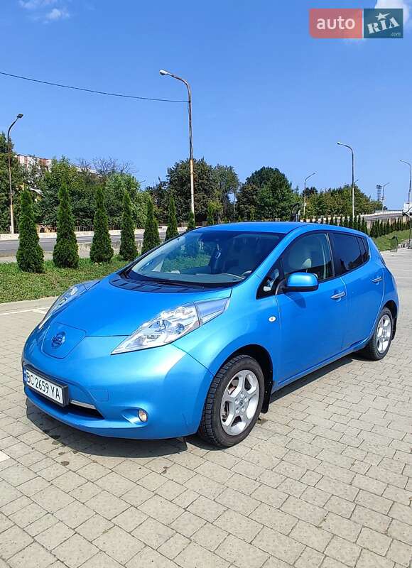Хэтчбек Nissan Leaf 2012 в 
