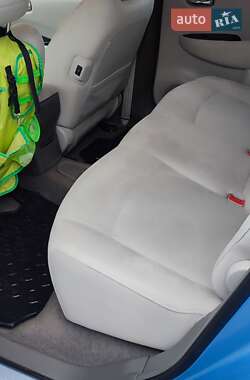 Хэтчбек Nissan Leaf 2012 в 