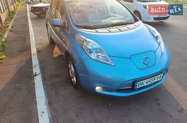 Хэтчбек Nissan Leaf 2012 в 