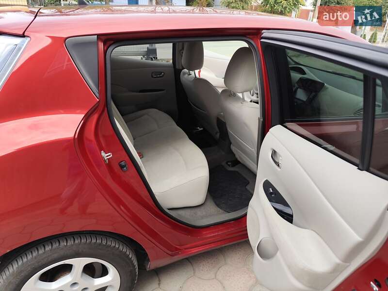 Хэтчбек Nissan Leaf 2012 в Кельменцах