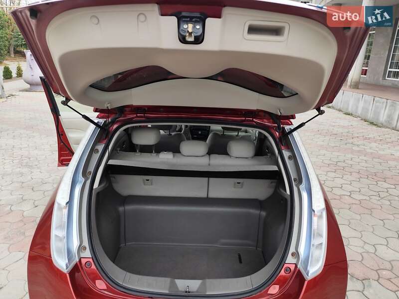 Хэтчбек Nissan Leaf 2012 в Кельменцах