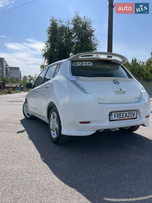 Хэтчбек Nissan Leaf 2014 в Коростене