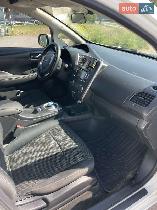 Хэтчбек Nissan Leaf 2014 в Коростене