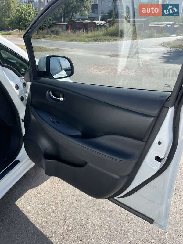 Хэтчбек Nissan Leaf 2014 в Коростене