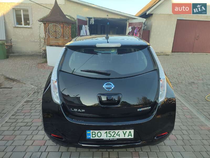 Хэтчбек Nissan Leaf 2015 в Шумске