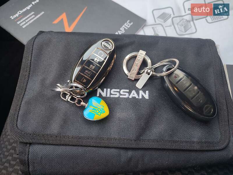Хэтчбек Nissan Leaf 2015 в Шумске
