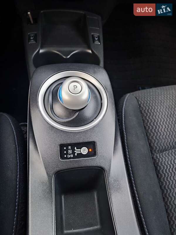 Хэтчбек Nissan Leaf 2015 в Шумске