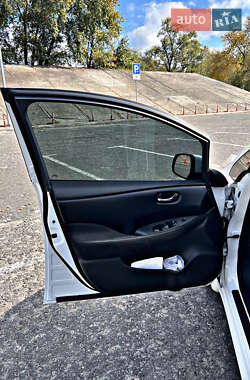 Хетчбек Nissan Leaf 2015 в 