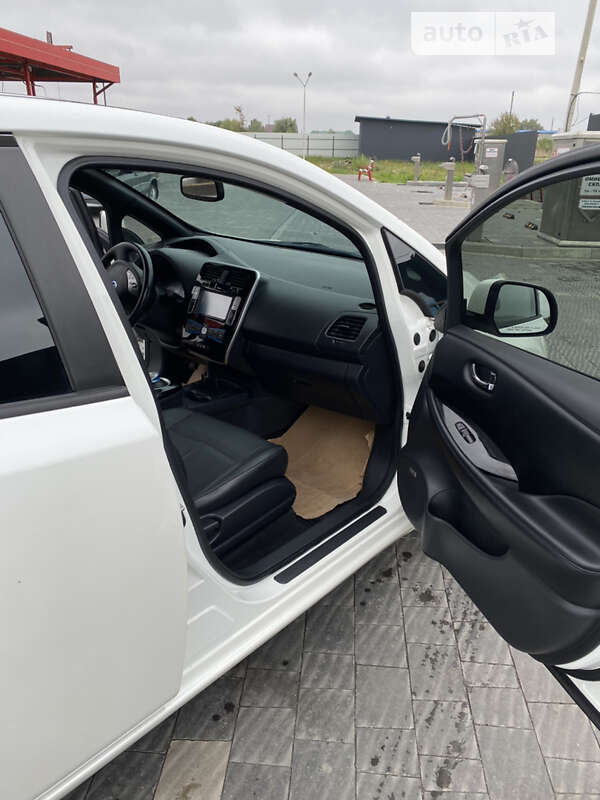 Хэтчбек Nissan Leaf 2013 в Буске