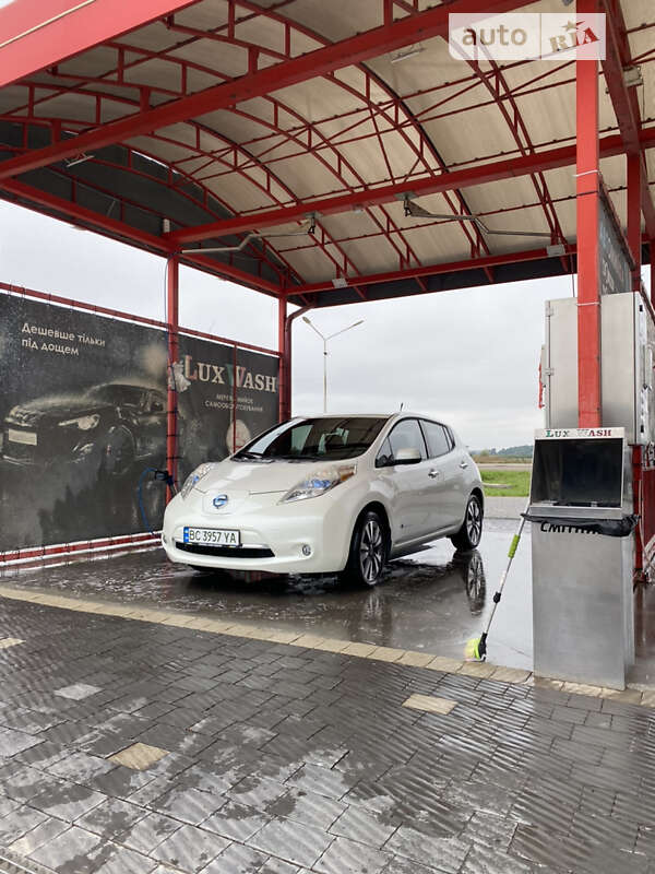 Хэтчбек Nissan Leaf 2013 в Буске