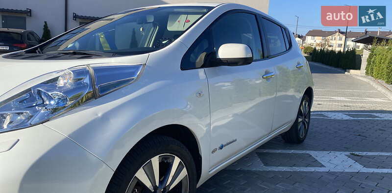 Хэтчбек Nissan Leaf 2014 в Ровно