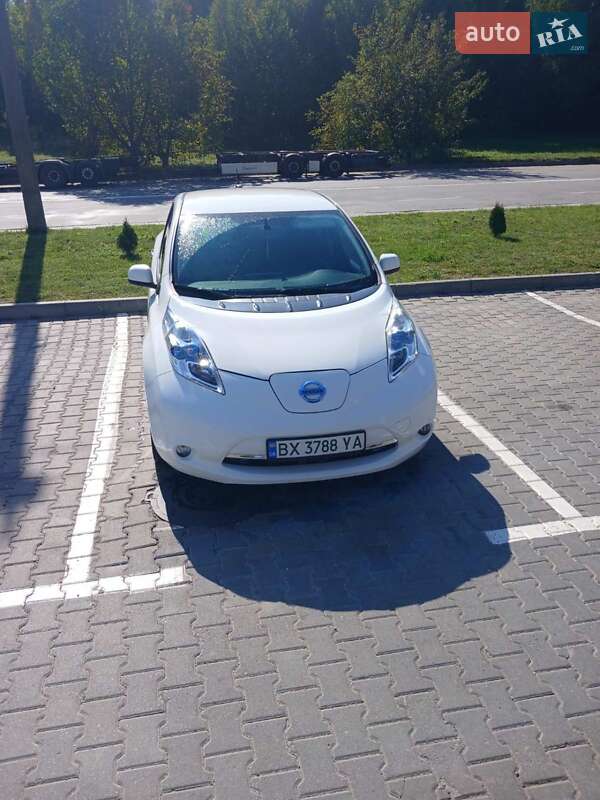Хэтчбек Nissan Leaf 2015 в Хмельницком