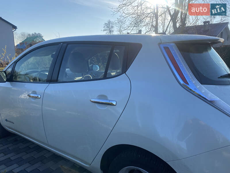 Хэтчбек Nissan Leaf 2011 в Львове