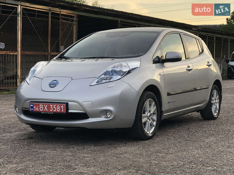 Хэтчбек Nissan Leaf 2012 в Городке