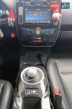 Хэтчбек Nissan Leaf 2015 в 