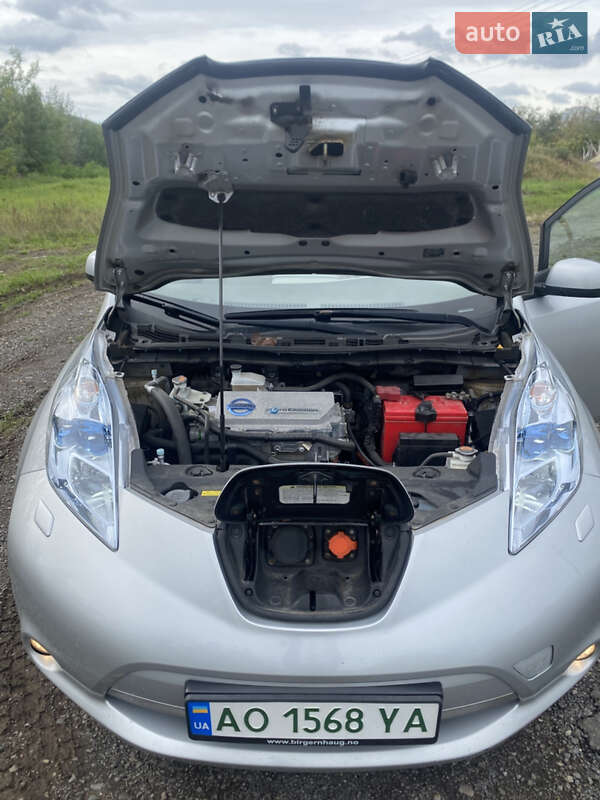 Хетчбек Nissan Leaf 2012 в Ужгороді